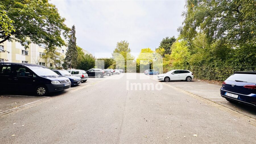 Schöne Zwei-Zimmer Wohnung im beliebten Stadtteil Wettbergen mit Balkon und Panoramablick - Parkflächen